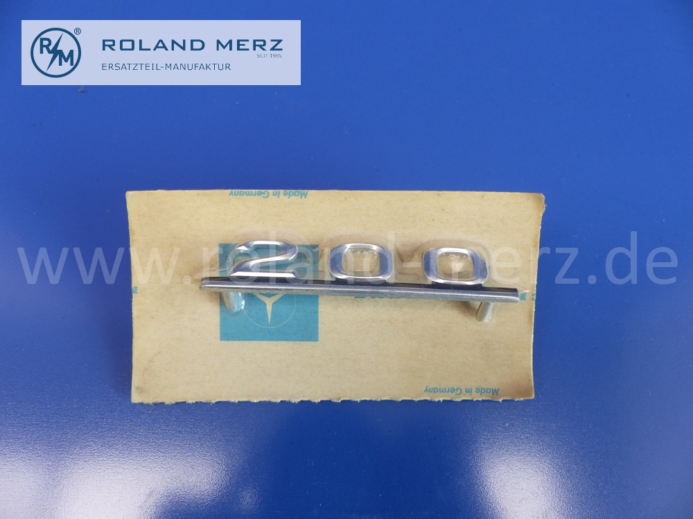 1158170714 Typenzeichen, Schriftzug 200 auf Instrumententafel für Mercedes W110, W115, Heckflosse, Strich 8, Original MB-Neuteil NOS 