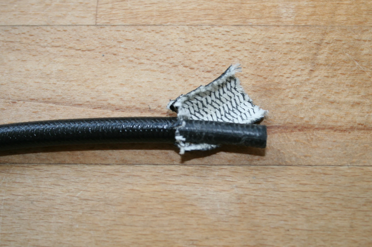 NOS-Zuendkabel-FS-2 Modernes PVC Zündkabel mit Baumwolle umflochten und seidenglänzender, tiefschwarzer Beschichtung. Außendurchmesser 7mm mit Kupferkern (1,5mm²). im NOS-Look