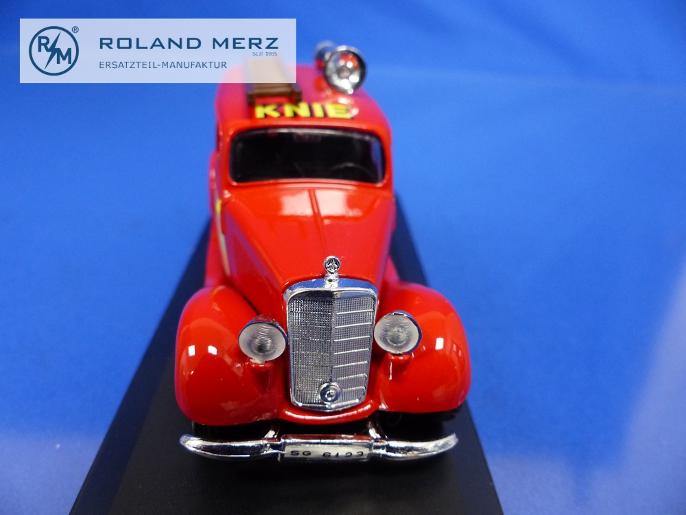 150299-04 Mercedes-Benz 170V Kastenwagen Zirkus Knie 1959 - 150299 Vitesse 1:43 ModellMercedes-Benz 170V Kastenwagen Zirkus Knie 1959 - 150299 Vitesse 1:43 Modell