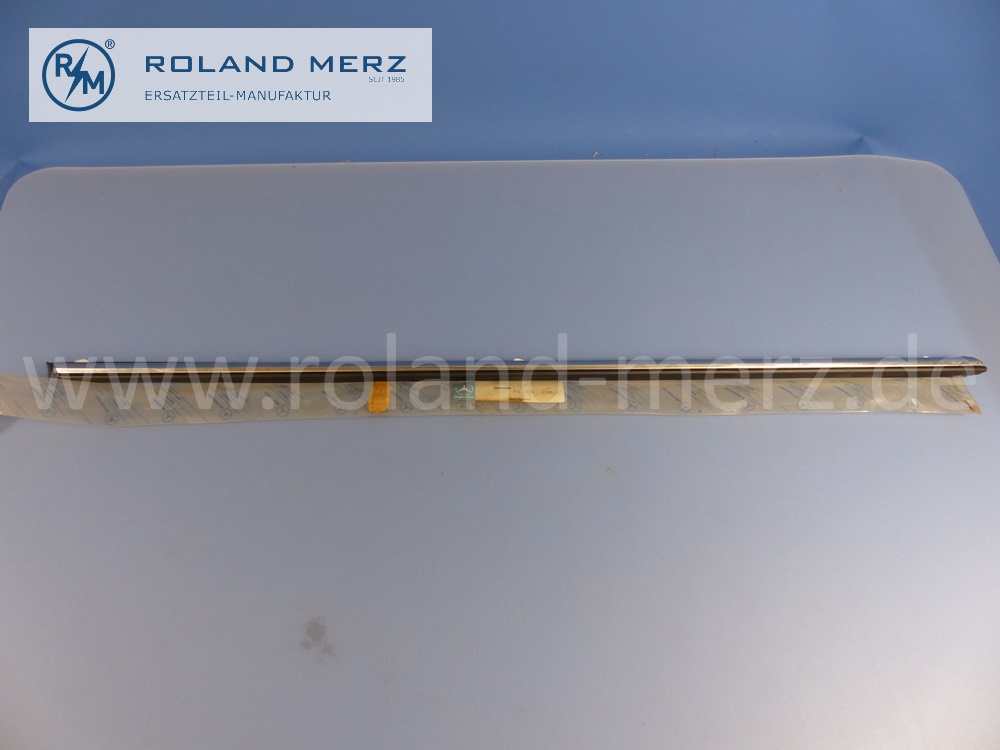 1147200180 Zierstab, Zierleiste, Fahrertür Wulstansatz, links, Mercedes W114, W115, Strich 8, Länge 975 mm, Original Mercedes Neuteil, NOS