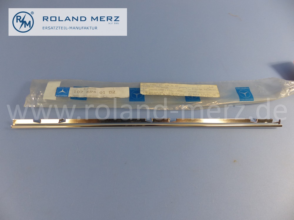 1076940182 Zierstab, Zierleiste, Zierblende hinter Fahrertür, links, Mercedes C107, Coupé SLC, Länge 415mm, Original Mercedes Neuteil, NOS