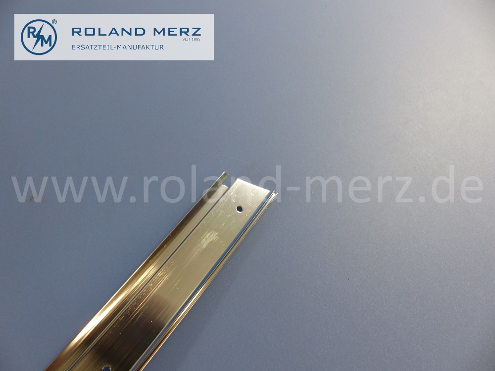 1077252065 Schiene, Abdeckschiene schräg, vorne, Fahrertür, rechts, Mercedes C107, Coupé SLC, Länge 535mm, Original Mercedes Neuteil, NOS