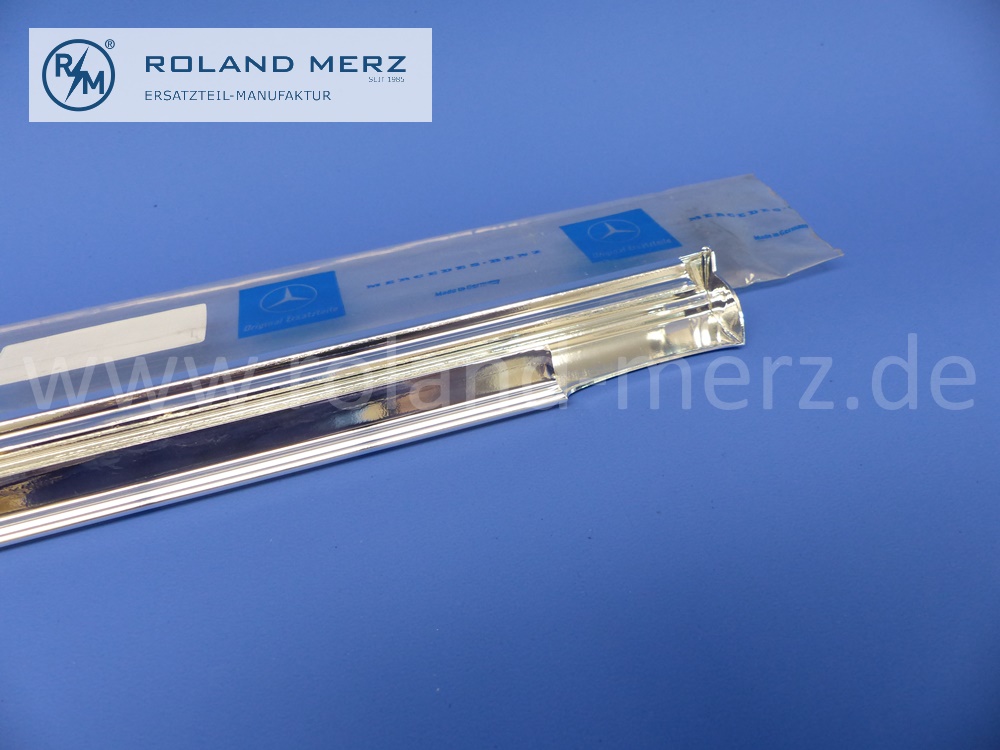 1157380330 Zierstab an Bordkante links, Fondtüren, Mercedes W114, W115, 230, 230.6 lang, 220D, 240D lang, Länge 800 mm, original Mercedes Neuteil, NOS