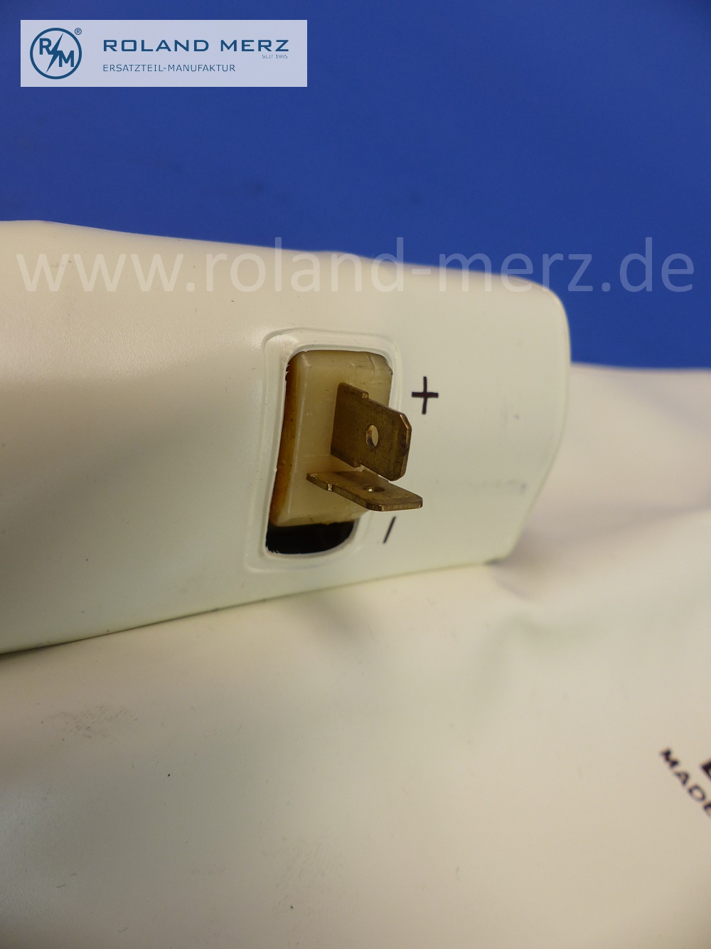 0392003103 Bosch Scheibenspüler 12 Volt mit Beutel 1,5 L und elektrischer Zahradpumpe, ca. 30 Watt, Gewichtsoptimierung für Sportwagen (0,3 kg), Original Bosch Neuteil, NOS 