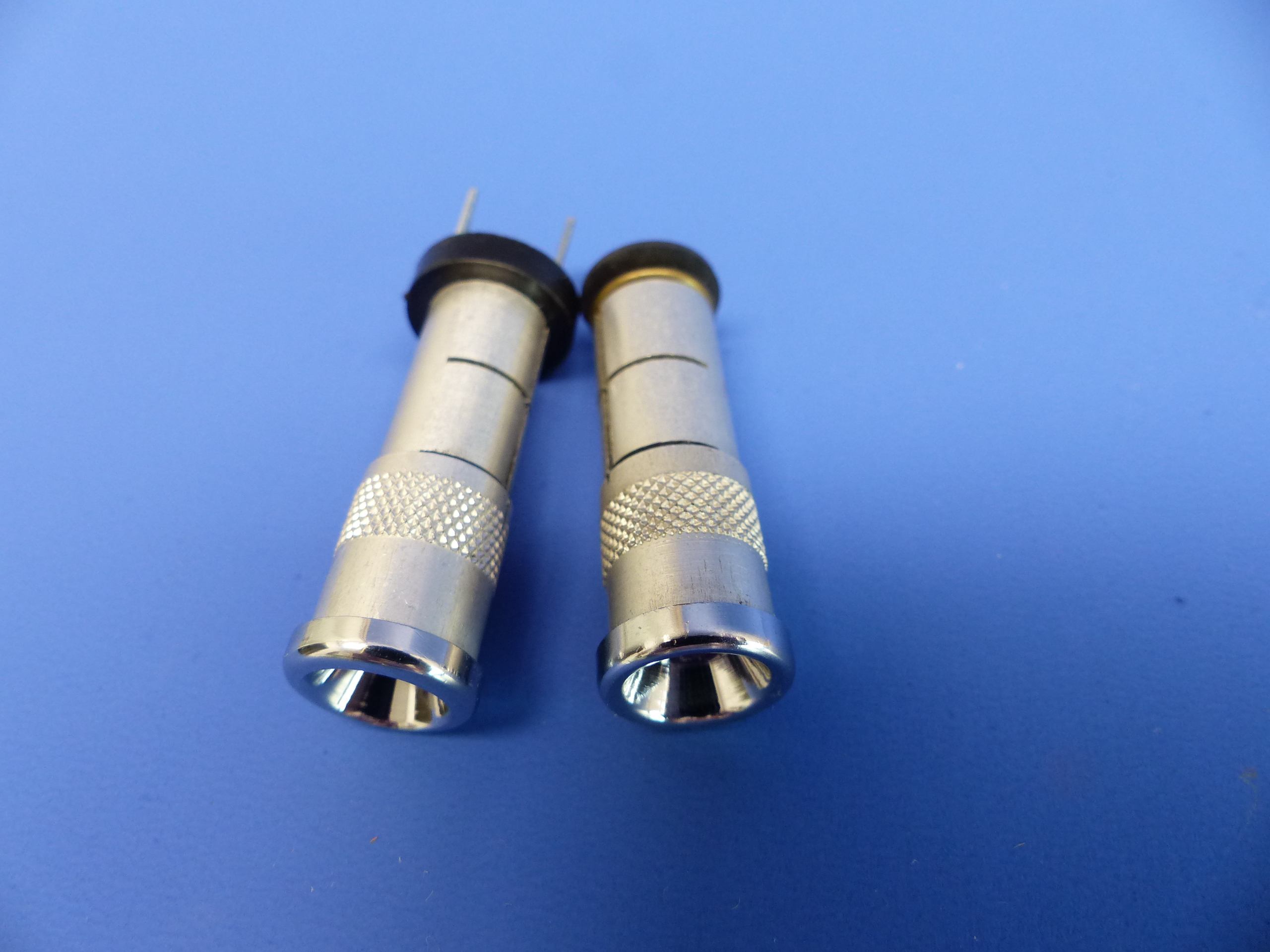 Kontrollleuchte Porsche 356A (50 - 53), Paar, rot und blau, Fernlicht und Generatorkontrolle, verchromt, 6V, Durchmesser 11,85 mm, original NOS, wie abgebildet
