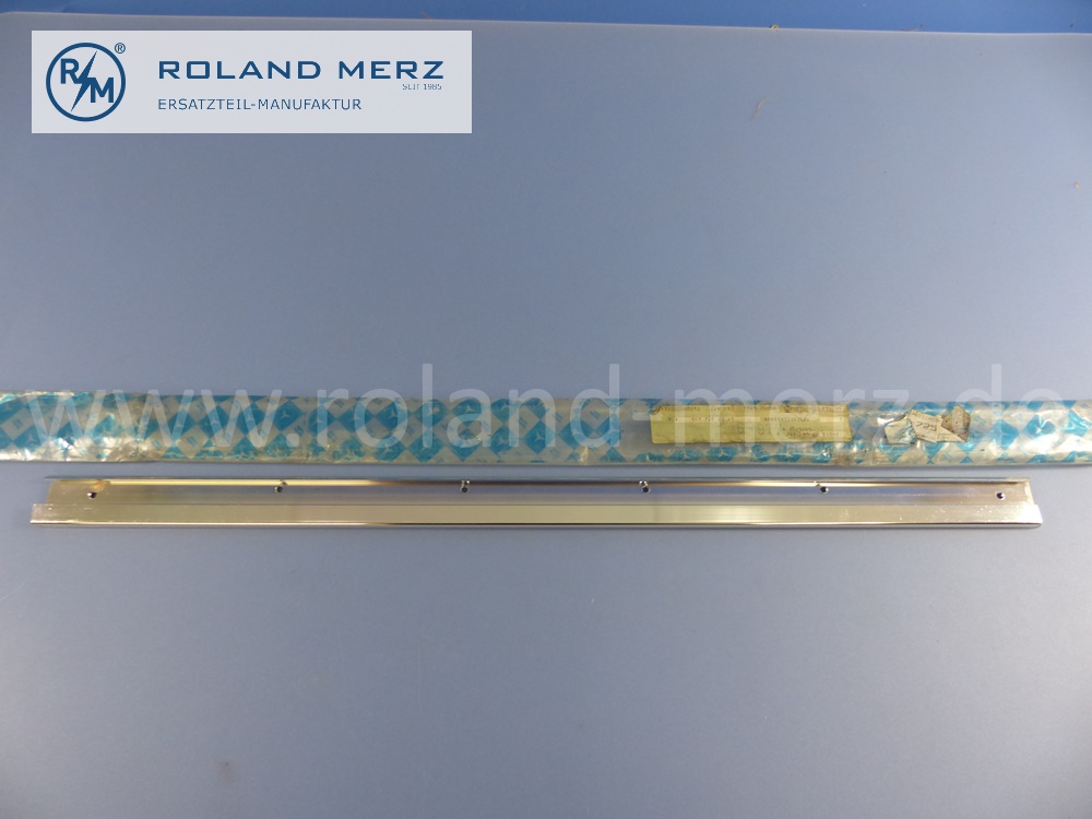 1077252265 Schiene, Abdeckschiene oben, Fahrertür, rechts, Mercedes C107, Coupé SLC, Länge 735mm, Original Mercedes Neuteil, NOS