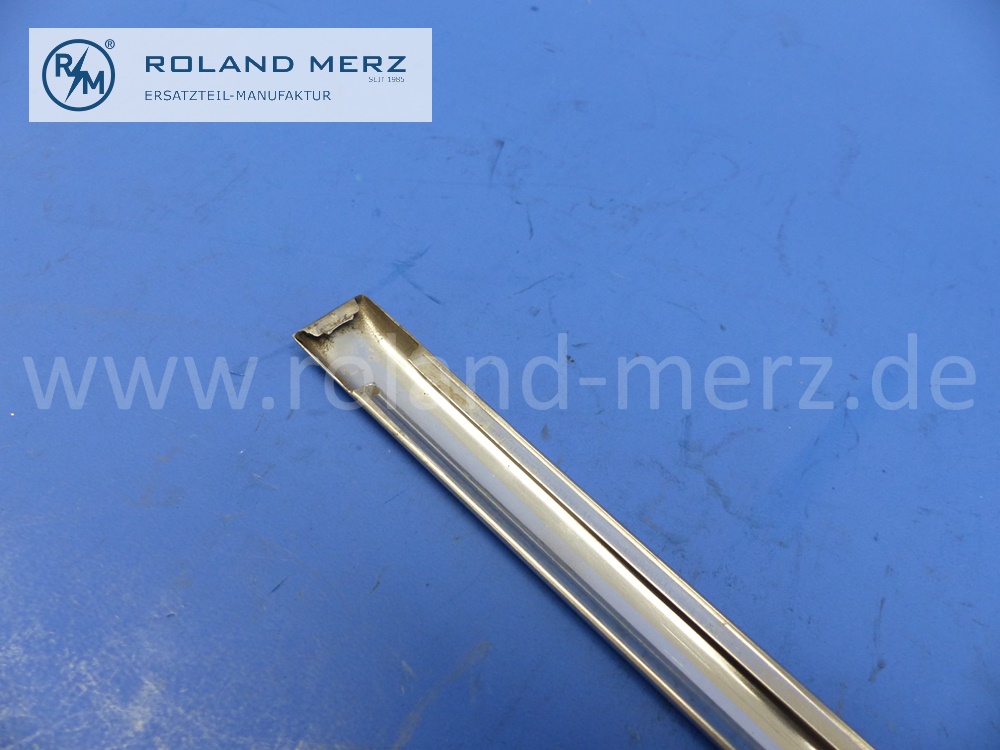 1106980481 Zierstab unter Heckleuchte rechts, Länge 750mm, Mercedes Heckflosse W110, 190c – 230, original Mercedes Neuteil, NOS