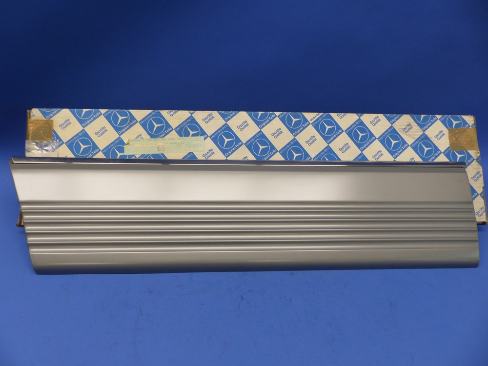 1266901040 Verkleidung, Fondtür, rechts, unten, Farbe 7007 mattgrau, mit Befestigungsclips, Mercedes W126, original Mercedes Neuteil, NOS 