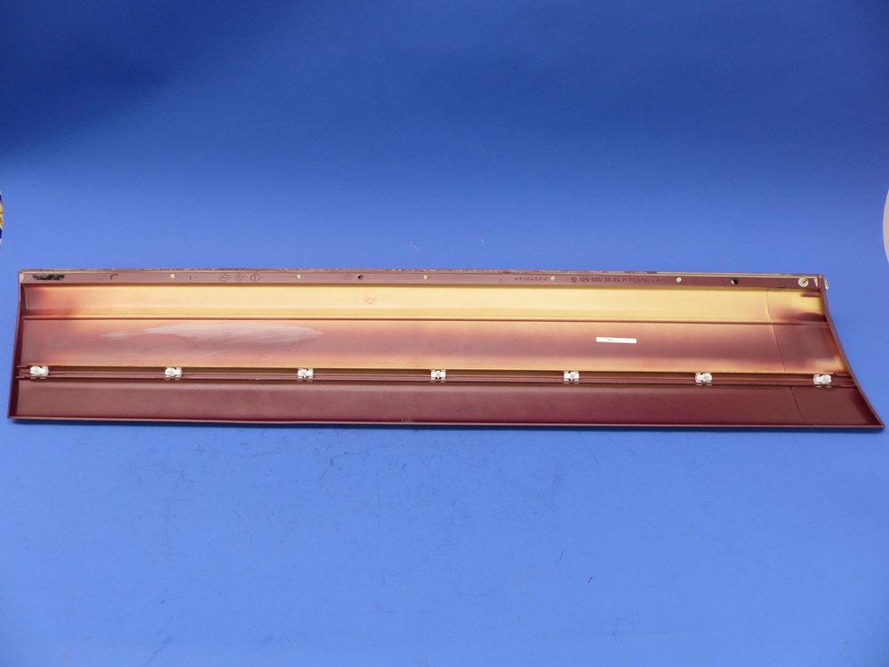 1266903840 Verkleidung, Fahrertür, rechts, unten, Farbe rot, mit Befestigungsclips, Mercedes W126, Serie 2, original Mercedes Neuteil, NOS 
