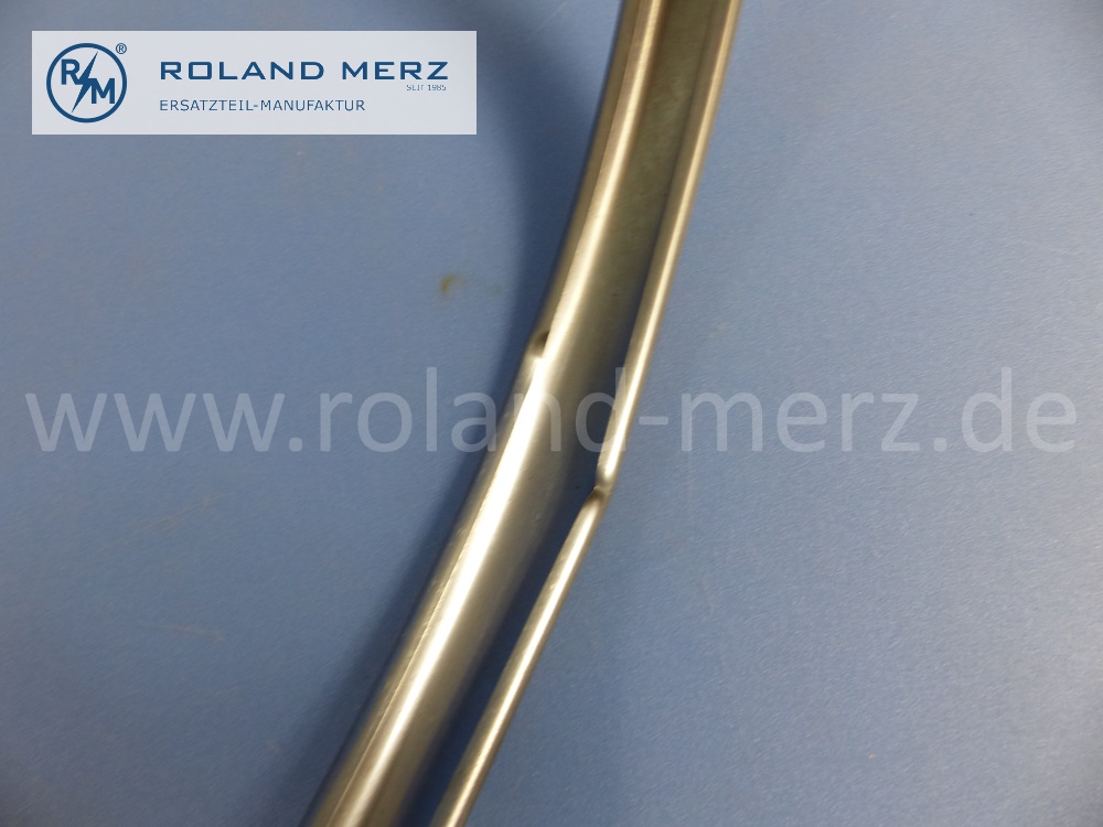 1158810232 Zierstab, Zierleiste, Stossfänger, vorne rechts, Mercedes W114, W115, Strich 8, Länge 665 mm, Original Mercedes Neuteil, NOS - Knickstelle -