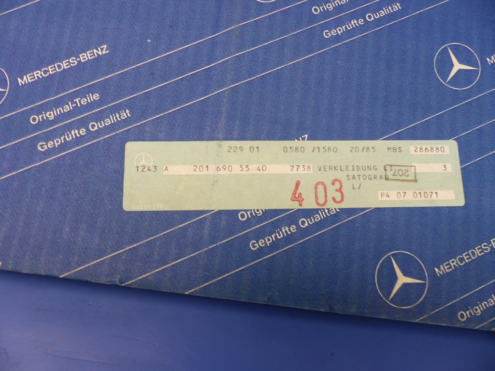 2016905540 Verkleidung, Fahrertür, links, Mitte, Farbe 7738, satograu, mit Befestigungsclips, Mercedes W201, original Mercedes Neuteil, NOS 