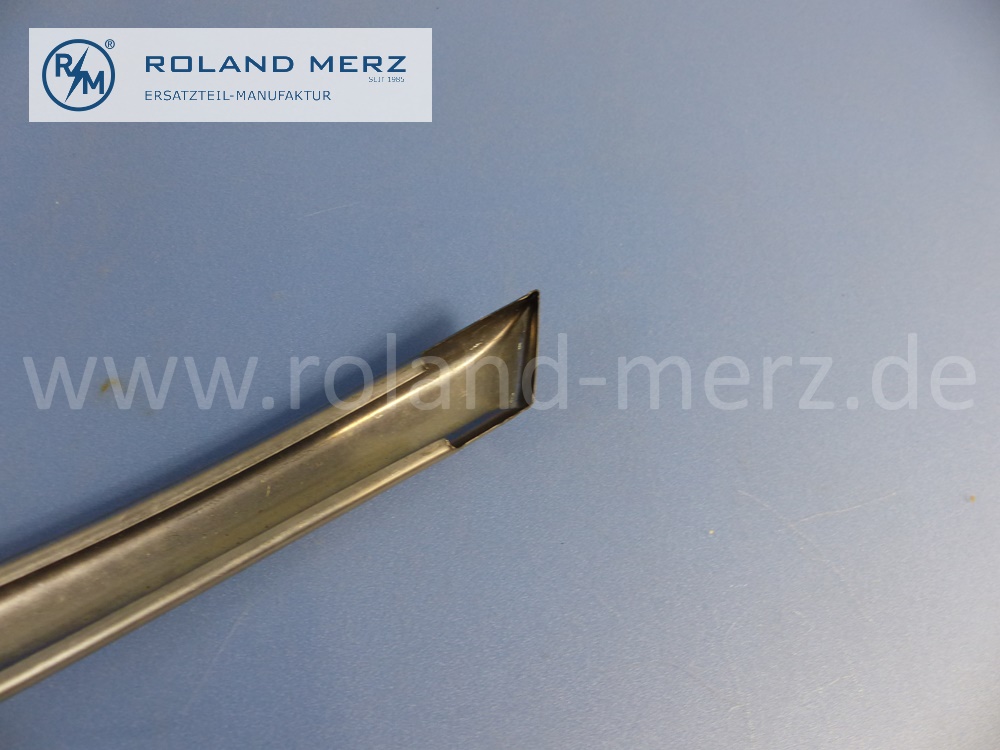 1158810232 Zierstab, Zierleiste, Stossfänger, vorne rechts, Mercedes W114, W115, Strich 8, Länge 665 mm, Original Mercedes Neuteil, NOS - Knickstelle -