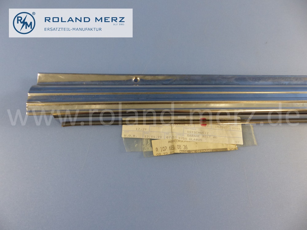 1076860836 Schiene, Abdeckschiene unter Fahrertür, rechts, Mercedes C107, Coupé SLC, Länge 1430mm, Original Mercedes Neuteil, NOS