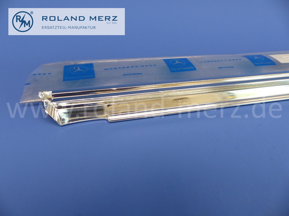 1157380330 Zierstab an Bordkante links, Fondtüren, Mercedes W114, W115, 230, 230.6 lang, 220D, 240D lang, Länge 800 mm, original Mercedes Neuteil, NOS