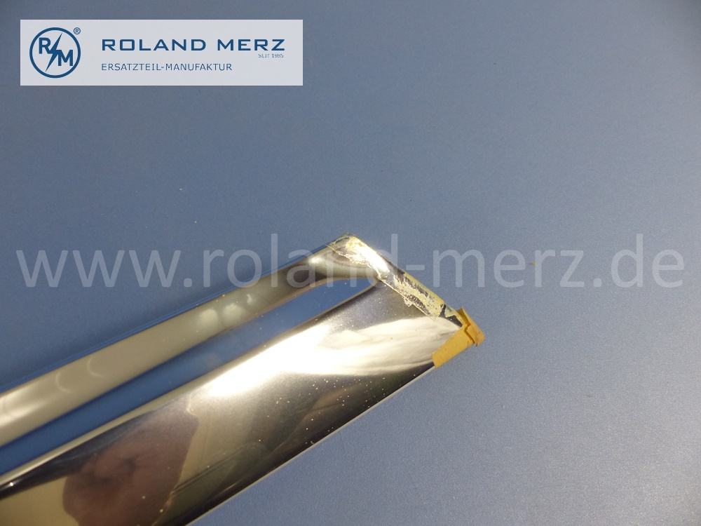 1156981389 Zierstab, Zierleiste, C-Säule, links, Limousine, Mercedes W114, W115, Strich 8, Länge 570 mm, Original Mercedes Neuteil, NOS - Kleberreste -