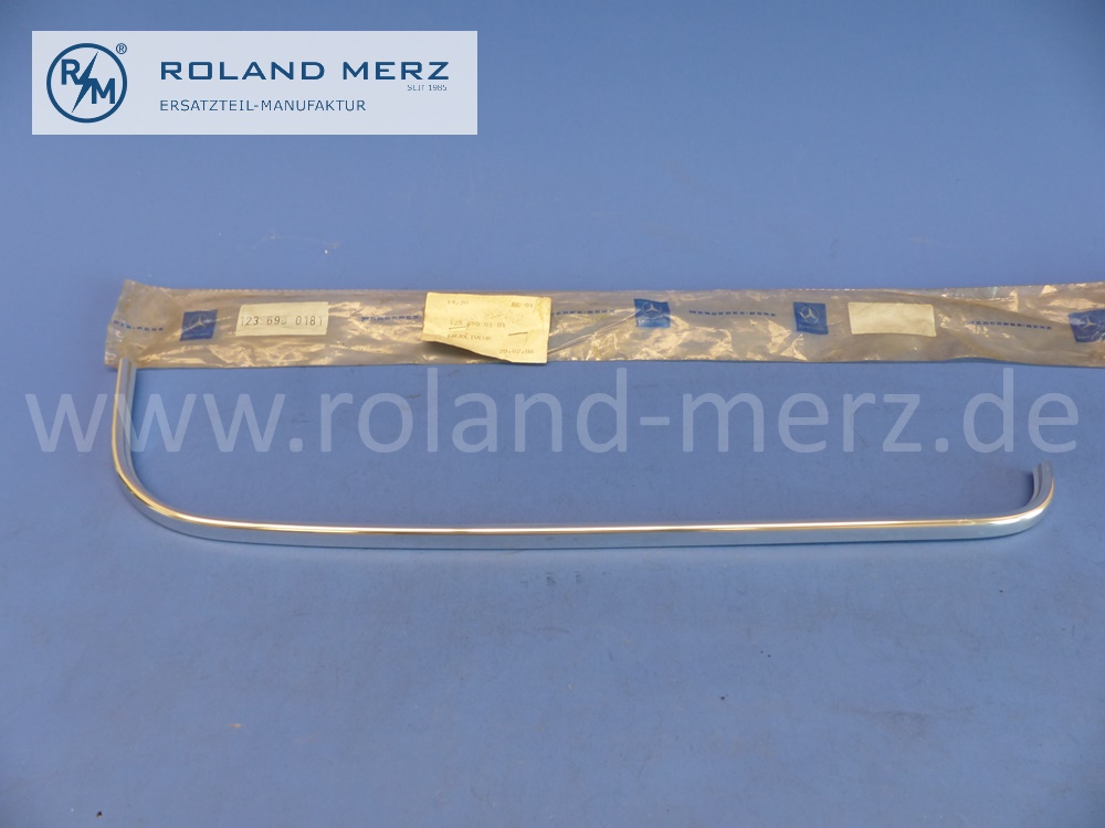 1236980181 Zierstab unter Rückleuchte links, Mercedes W123, Länge 58,5 cm, Original Mercedes Neuteil, NOS 