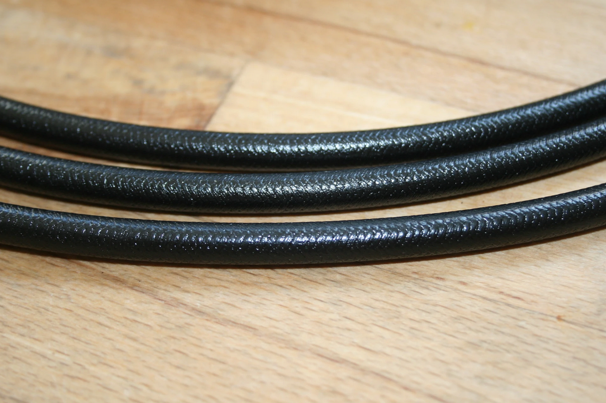 NOS-Zuendkabel-FS-1 Modernes PVC Zündkabel mit Baumwolle umflochten und seidenglänzender, tiefschwarzer Beschichtung. Außendurchmesser 7mm mit Kupferkern (1,5mm²). im NOS-Look