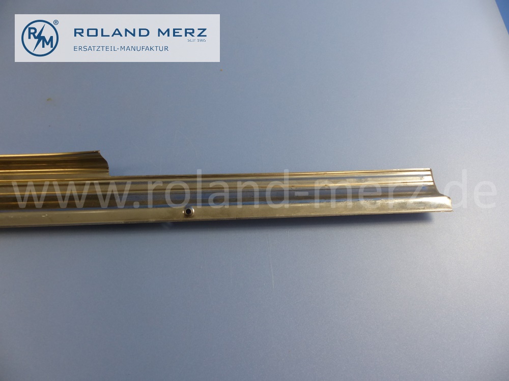 1076860836 Schiene, Abdeckschiene unter Fahrertür, rechts, Mercedes C107, Coupé SLC, Länge 1430mm, Original Mercedes Neuteil, NOS