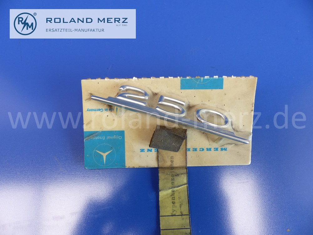 1148170014 Typenzeichen, Schriftzug 250 auf Instrumententafel für Mercedes W114, Strich 8, Original MB-Neuteil NOS 
