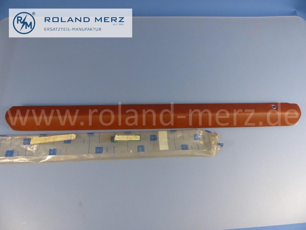 1157300551 Verkleidung Fensterschlüssel Fondtür links, Farbe 8100, Mercedes W114, W115, Strich 8, Original Mercedes Neuteil, NOS K
