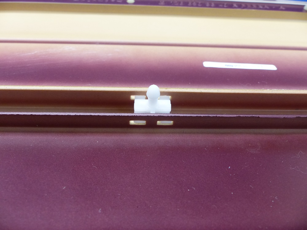 1266903840 Verkleidung, Fahrertür, rechts, unten, Farbe rot, mit Befestigungsclips, Mercedes W126, Serie 2, original Mercedes Neuteil, NOS 