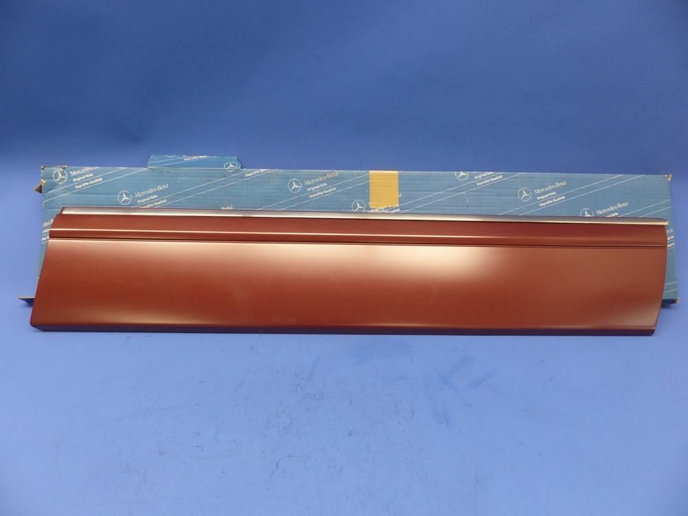 1266903840 Verkleidung, Fahrertür, rechts, unten, Farbe rot, mit Befestigungsclips, Mercedes W126, Serie 2, original Mercedes Neuteil, NOS 