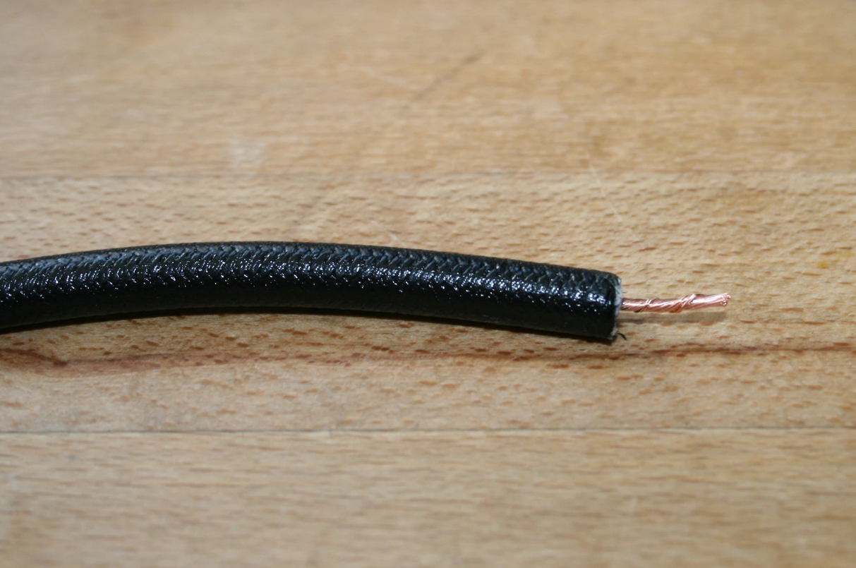 NOS-Zuendkabel-FS-3 Modernes PVC Zündkabel mit Baumwolle umflochten und seidenglänzender, tiefschwarzer Beschichtung. Außendurchmesser 7mm mit Kupferkern (1,5mm²). im NOS-Look