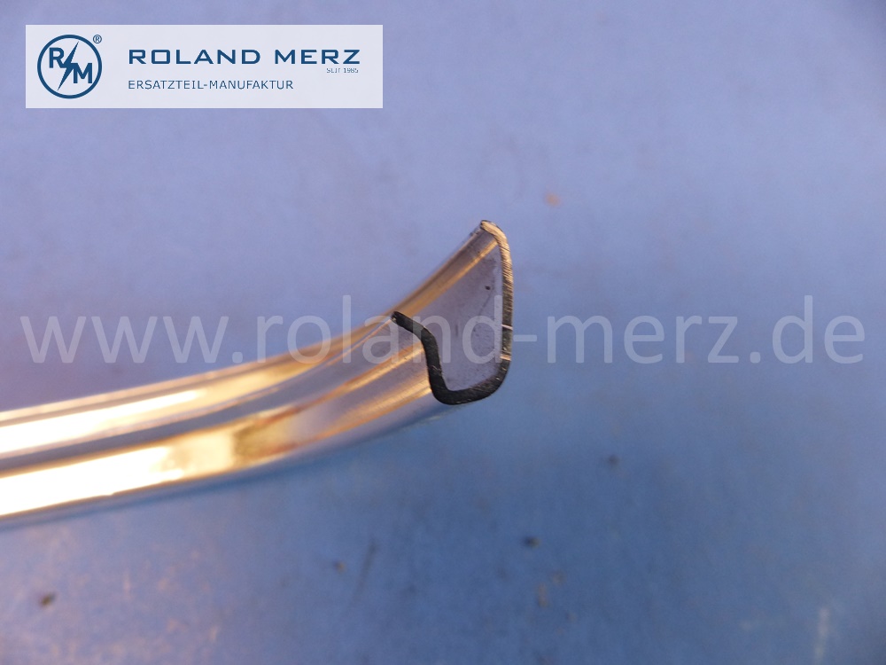 1236980181 Zierstab unter Rückleuchte links, Mercedes W123, Länge 58,5 cm, Original Mercedes Neuteil, NOS 