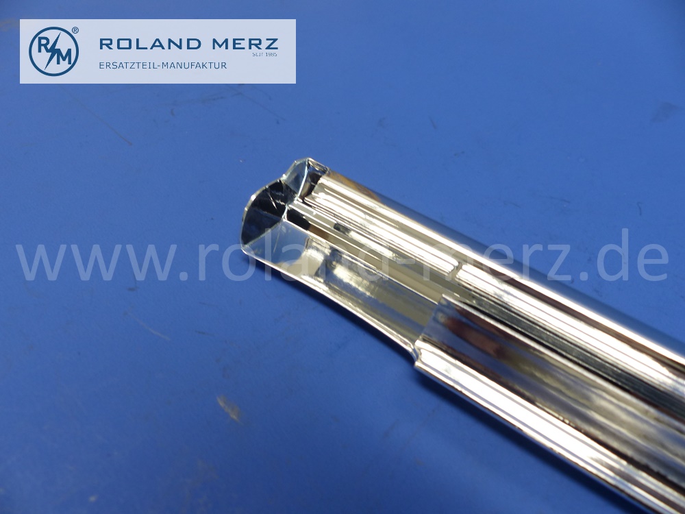 1157380130 Zierstab links, Fondtüren, an Bordkante, Mercedes W114, W115, Strich 8, Länge 940 mm, original Mercedes Neuteil, NOS