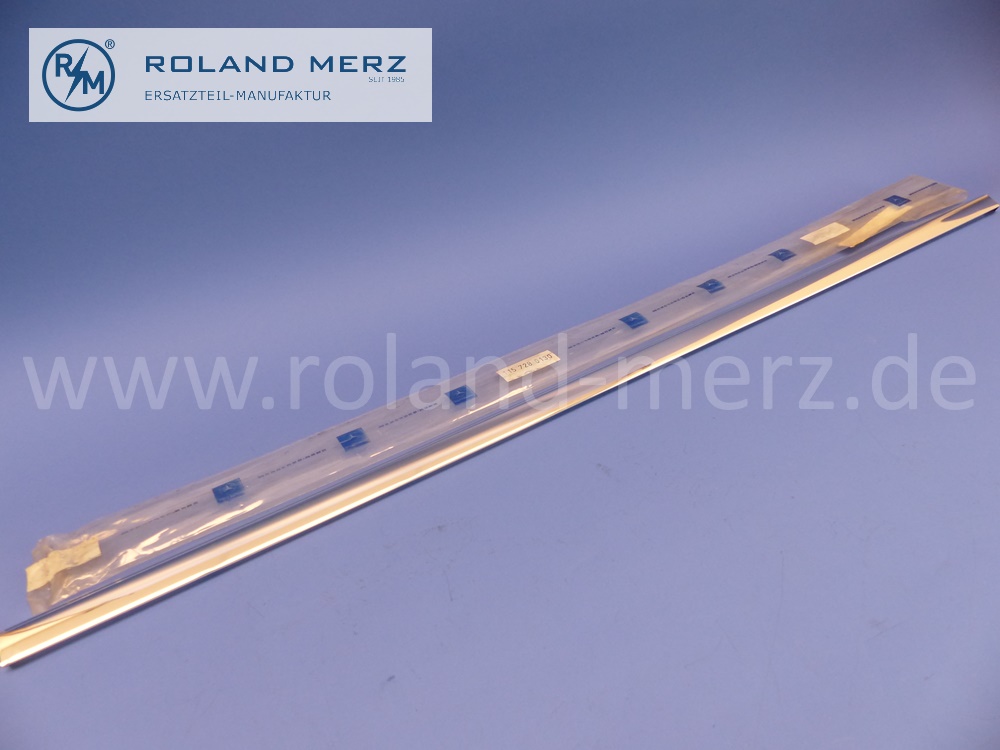 1157280130 Zierstab an Bordkante links, Fahrertüren, Mercedes W114, Strich Acht Coupé, 250C, 250CE, 280C, 280CE, Länge 940 mm, original Mercedes Neuteil, NOS 