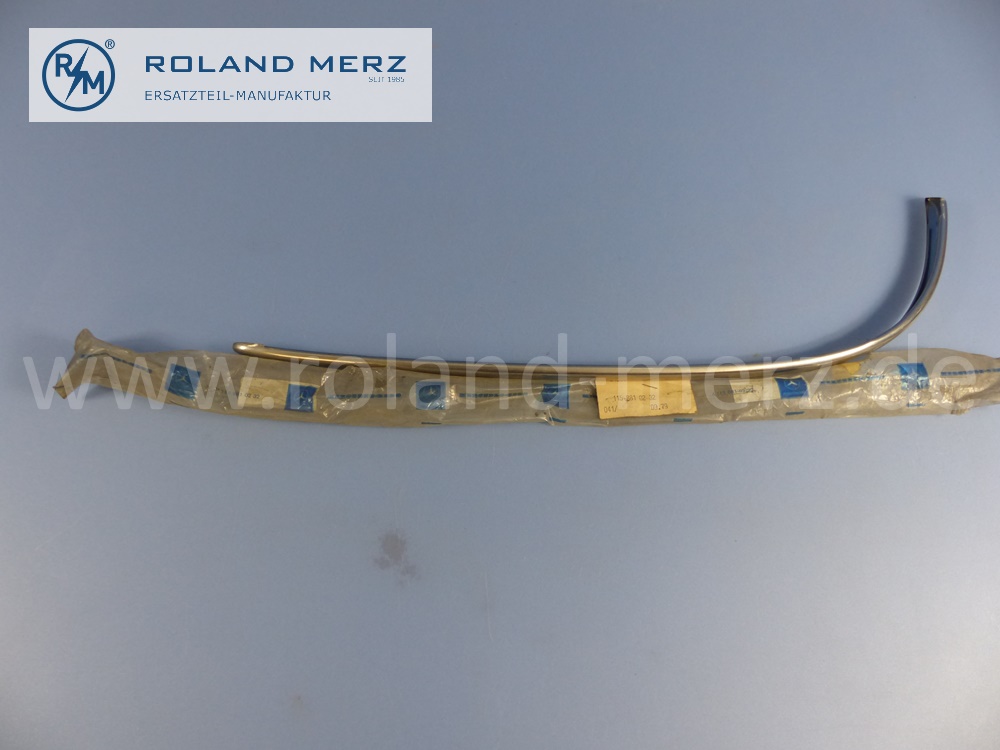 1158810232 Zierstab, Zierleiste, Stossfänger, vorne rechts, Mercedes W114, W115, Strich 8, Länge 665 mm, Original Mercedes Neuteil, NOS - Knickstelle -