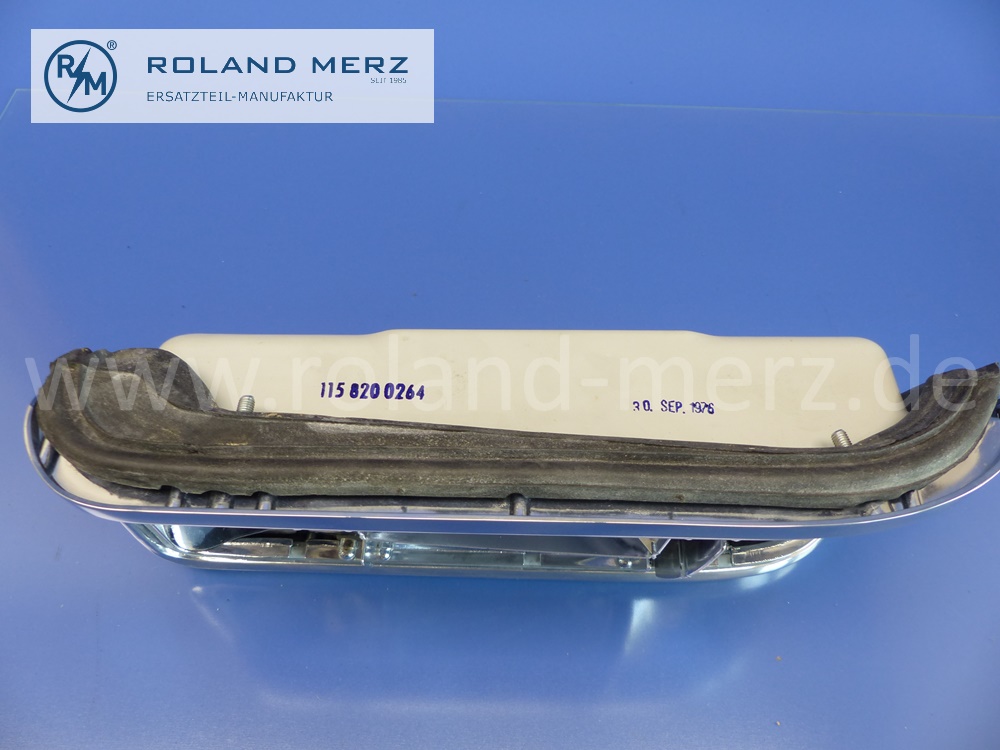1158202064 Hella Heckleuchte rechts, Lampenträger vollständig mit Reflektor, Dichtung und Zierrahmen ohne Lichtscheibe, Mercedes W114, W115, Strich 8 Serie 1, Original Mercedes Neuteil, NOS