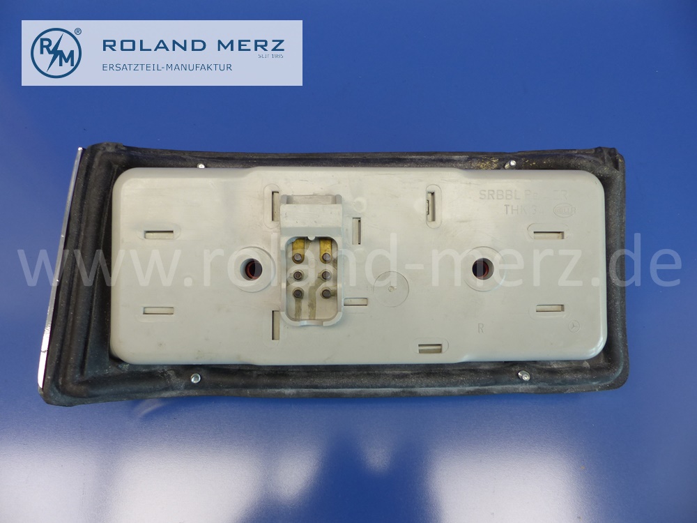 1158202064 Hella Heckleuchte rechts, Lampenträger vollständig mit Reflektor, Dichtung und Zierrahmen ohne Lichtscheibe, Mercedes W114, W115, Strich 8 Serie 1, Original Mercedes Neuteil, NOS