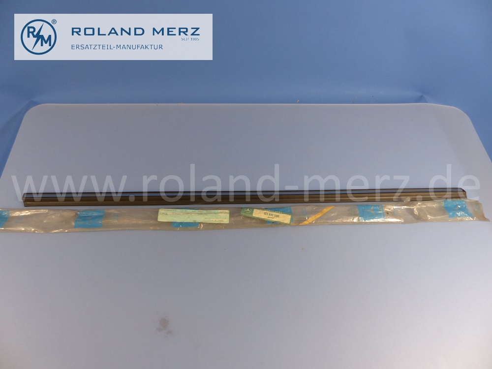 1236981180 Zierstab, Zierleiste, links, Fahrertür unten, Mercedes W123, Länge 1000 mm, Original Mercedes Neuteil, NOS - Druckstelle -