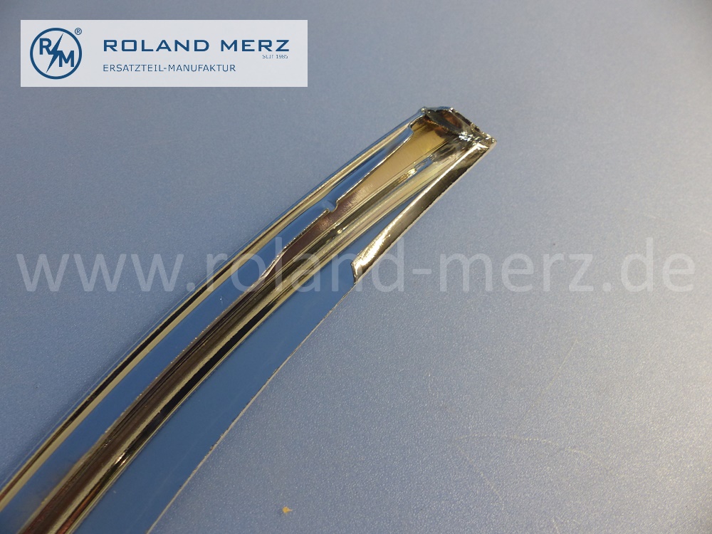 1156700116 Zierstab, Zierleiste, Zierrahmen, Frontscheibe, links unten , Mercedes W114, W115, Strich 8, Länge 940 mm, Original Mercedes Neuteil, NOS - größere Einzeldelle -
